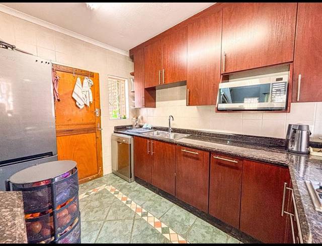 2 BEDROOM TOWNHOUSE FOR SALE IN BASSONIA